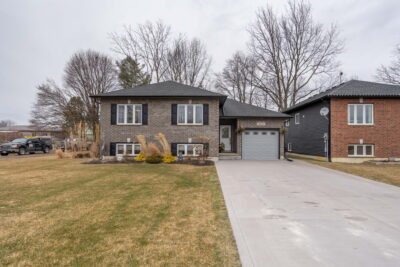 370 Oak Street West - Looking to escape the city? Look at this affordable & quiet place to raise your family or settle down? 370 Oak Street West - Looking to escape the city? Look at this affordable & quiet place to raise your family or settle down?